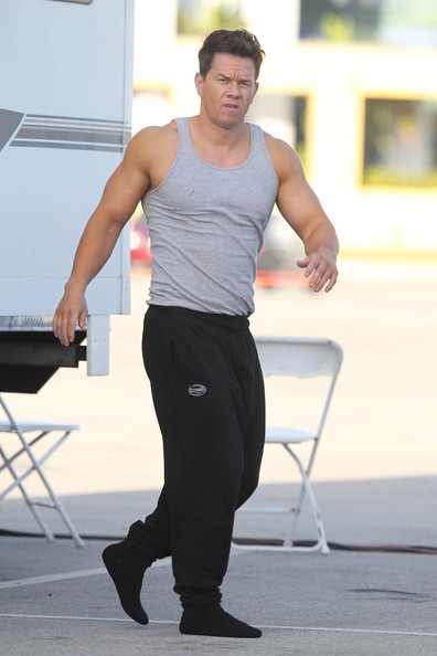 Super+muscular+Mark+Wahlberg+takes+break+between+G7Dqfq0JZ3Hl.jpg