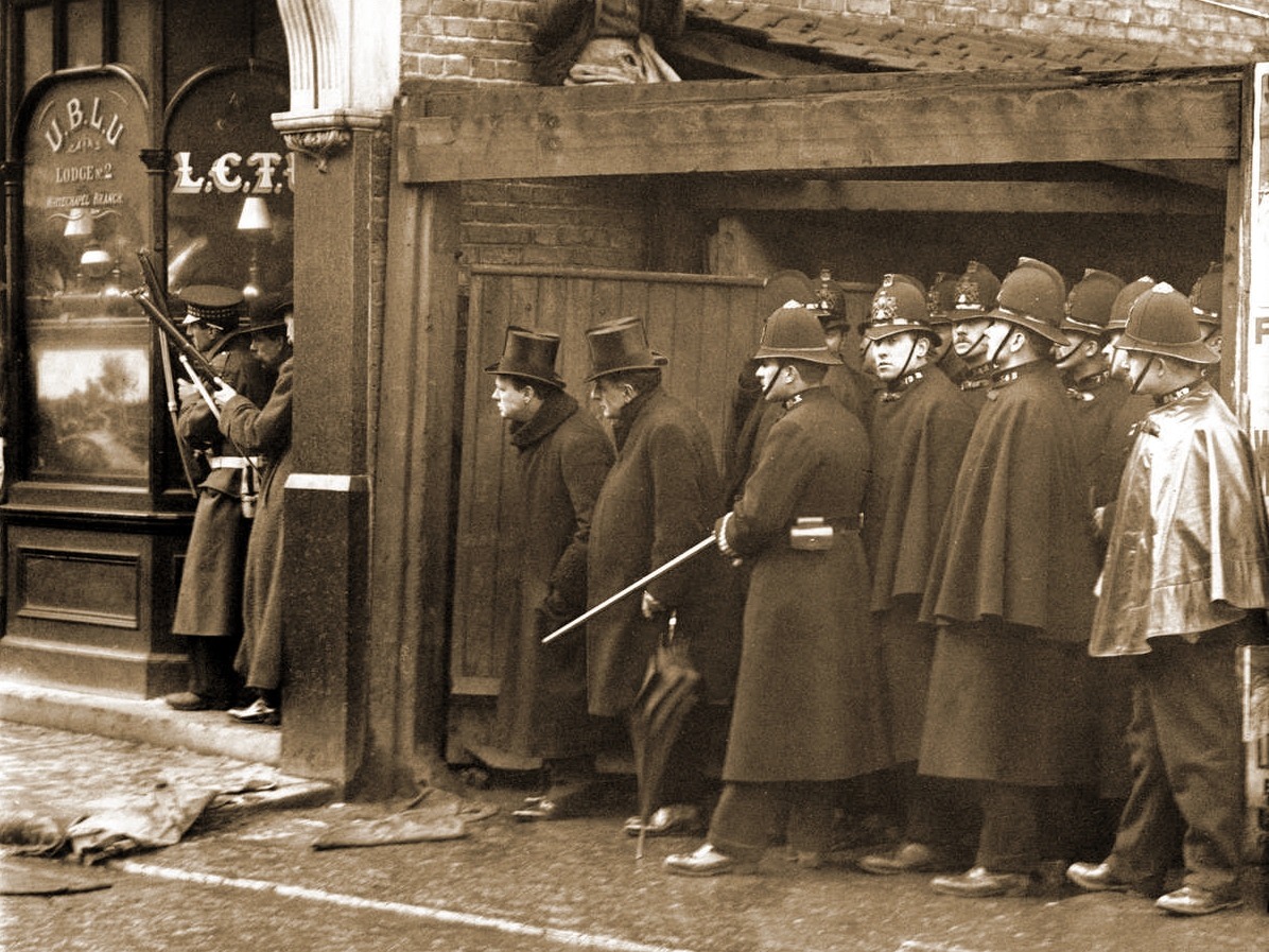 Winston_Churchill_at_the_Siege_of_Sidney_Street%2C_3_January_1911.jpg