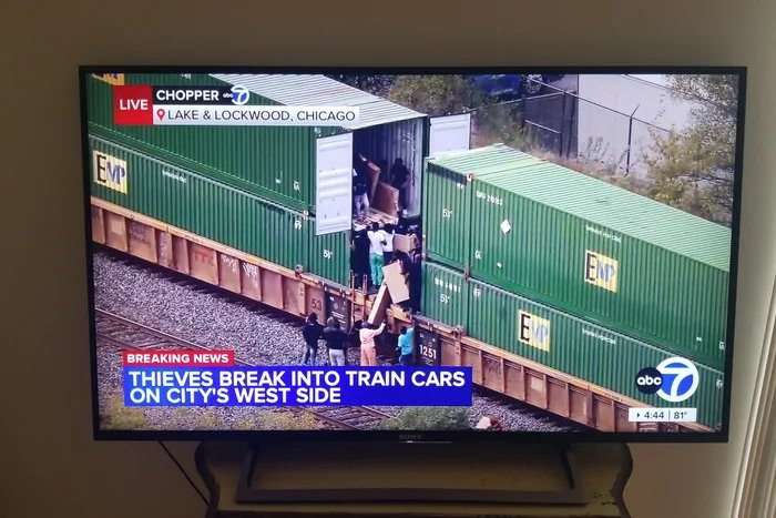 Wow-4-pm-news-chopper-got-there-before-the-cops-Train-robbery-LiVE-in-Chicago-this-afternoon-W...jpg