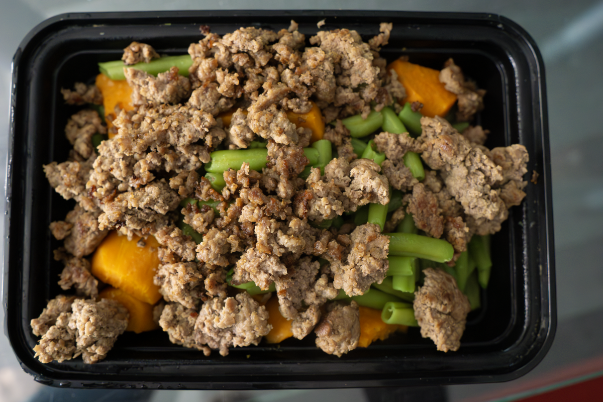 zoete aardael met gehakt en bonene.png