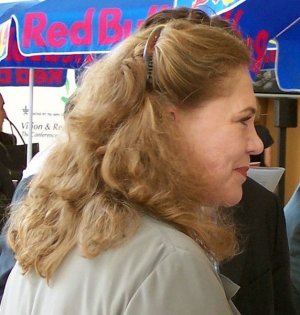 572px-Kathleen_turner.jpg - 136112