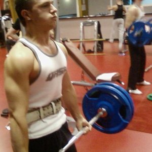 ik deadlift mijn trainings maat op de achtergrond