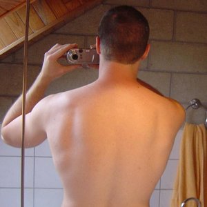 Rug is rust (geen pose)