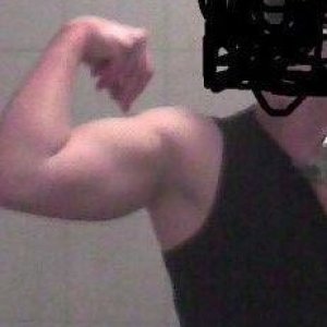 14 jarige met zijn biceps