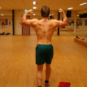 Dubbele biceps achter