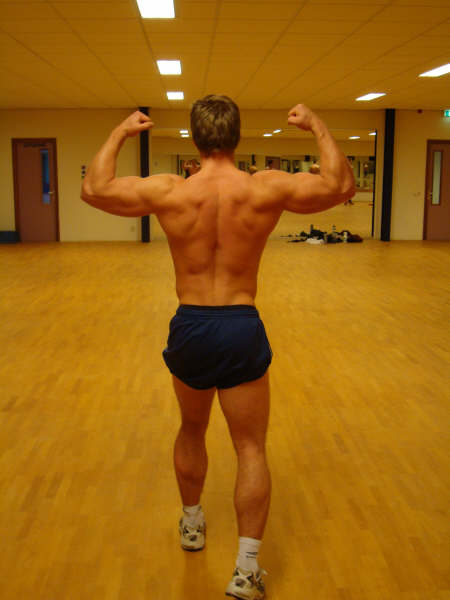 Dubbele Biceps achter