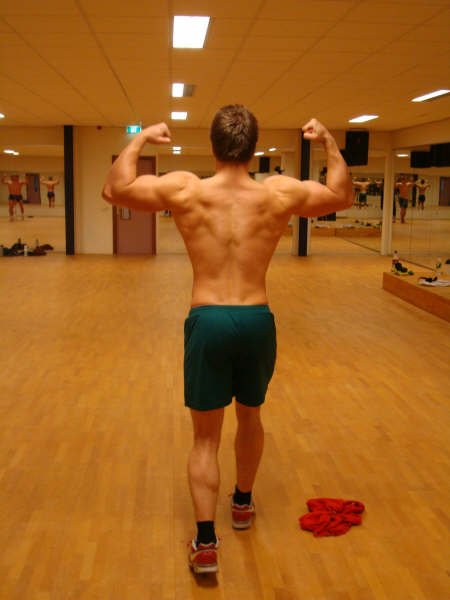 Dubbele biceps achter