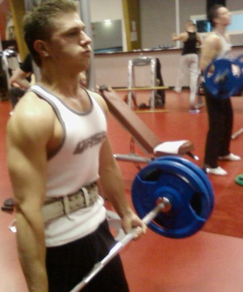 ik deadlift mijn trainings maat op de achtergrond