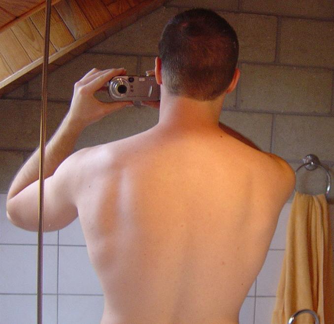 Rug is rust (geen pose)